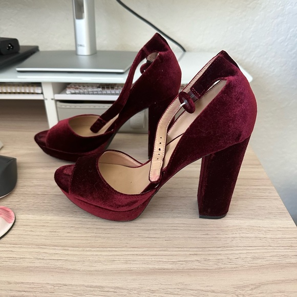 Nine West Burgundy Velvet Heels size 7.5 - Picture 1 of 2